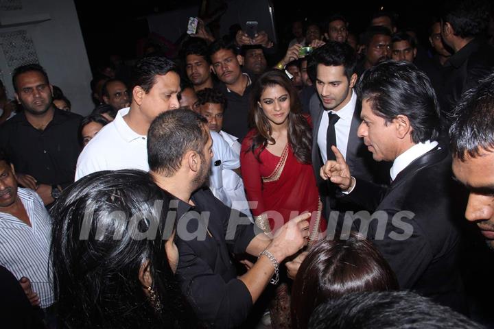 Shah Rukh Khan, Salman, Varun Dhawan and Kajol Meets at Backstage of Stardust Awards