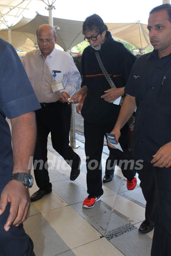 Amitabh Bachchan Snapped at Airport
