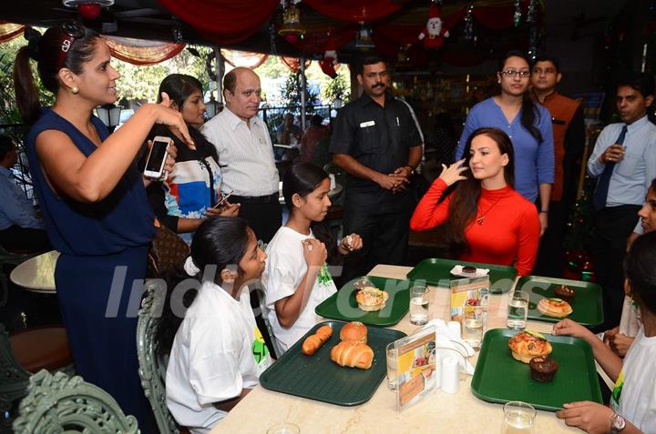 Elli Avram Celebrates Christmas with Kids