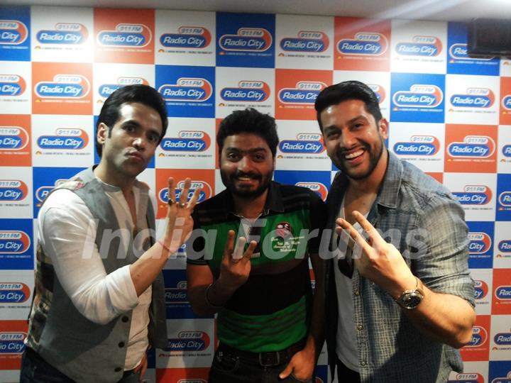 Tusshar Kapoor and Aftab Shivdasani goes Live on Radio City for Promotions of Kyaa Kool Hain Hum 3