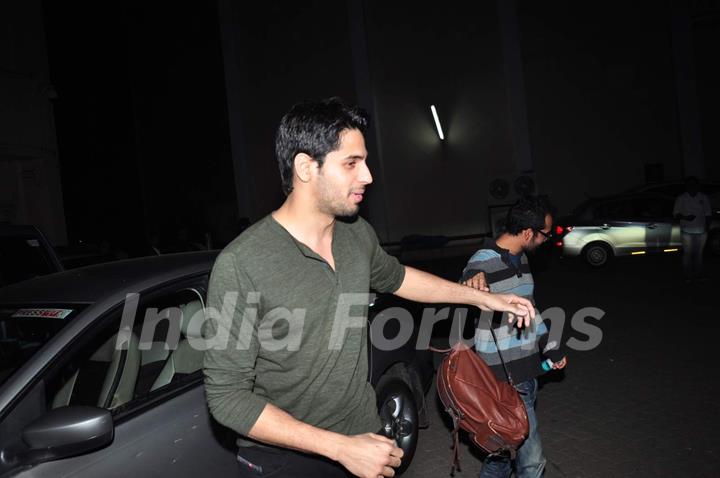 Sidharth Malhotra Snapped at Mehboob Studio!