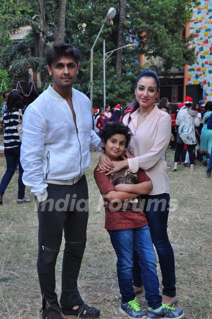 Sonu Niigam poses with Wife and Son at the Christmas Celebrations