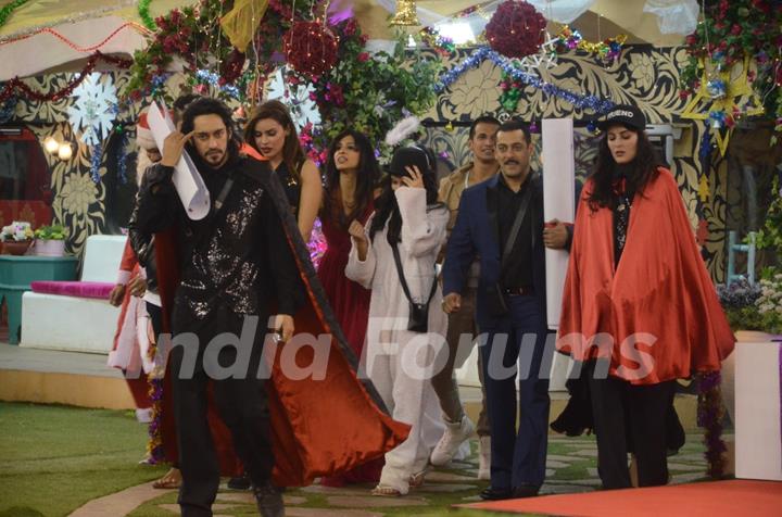 Salman Khan Celebrates his Birthday with Bigg Boss 9 Contestants