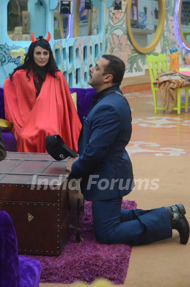 Salman Khan in Bigg Boss House for his Birthday Celebration with Contestants