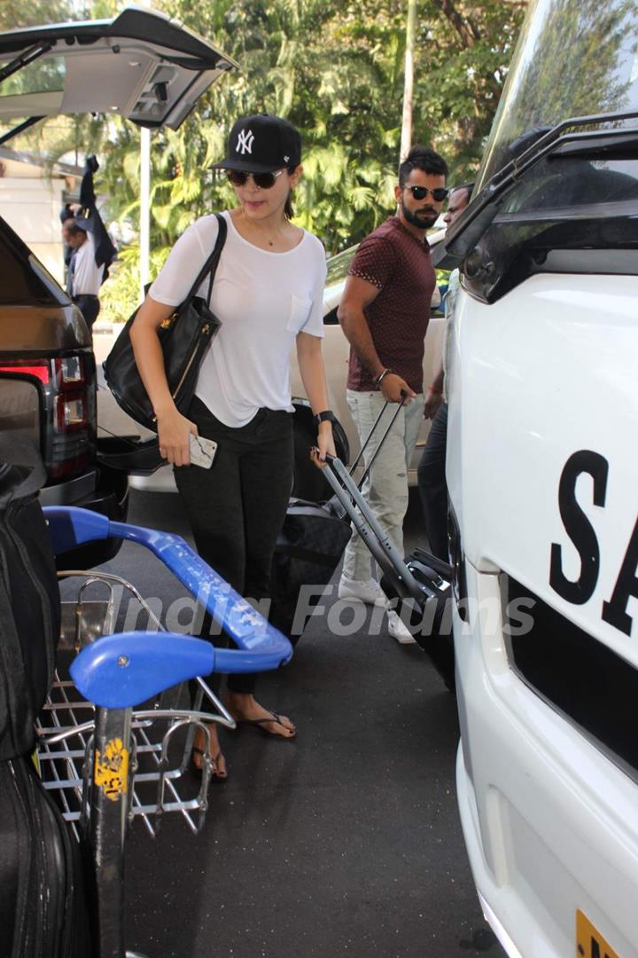 Anushka Sharma and Virat Kohli Snapped at Airport