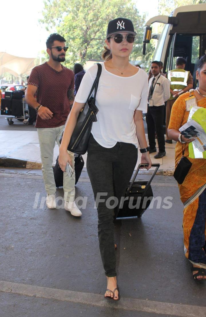 Anushka Sharma and Virat Kohli Snapped at Airport