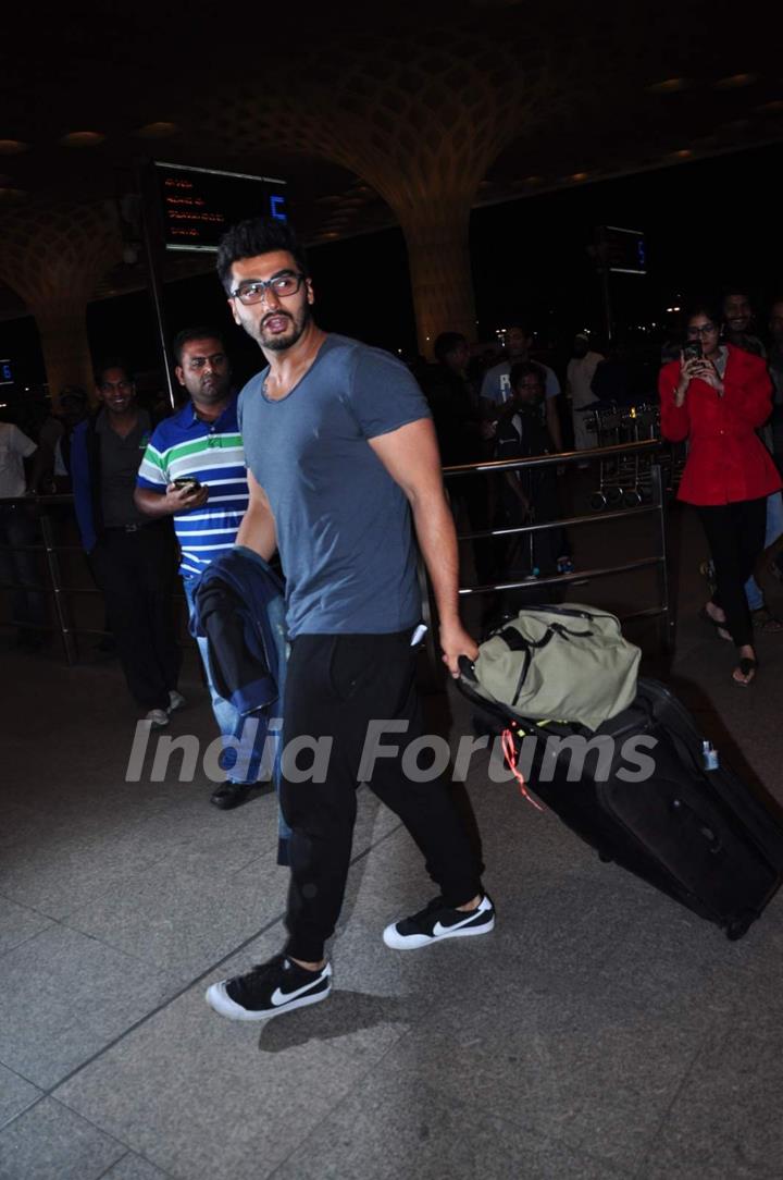 Arjun Kapoor Snapped at Airport - Leaves for new year party