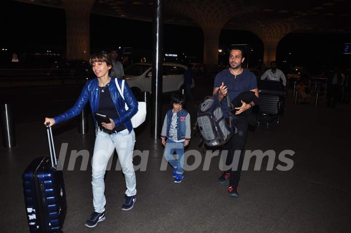 Emraan Hashmi Leaves with family for New Year's - Snapped at Airport