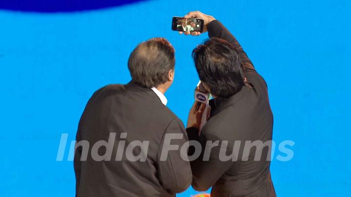 Shah Rukh Khan Clicks a Selfie with Mukesh Ambani at Launch of Reliance Jio