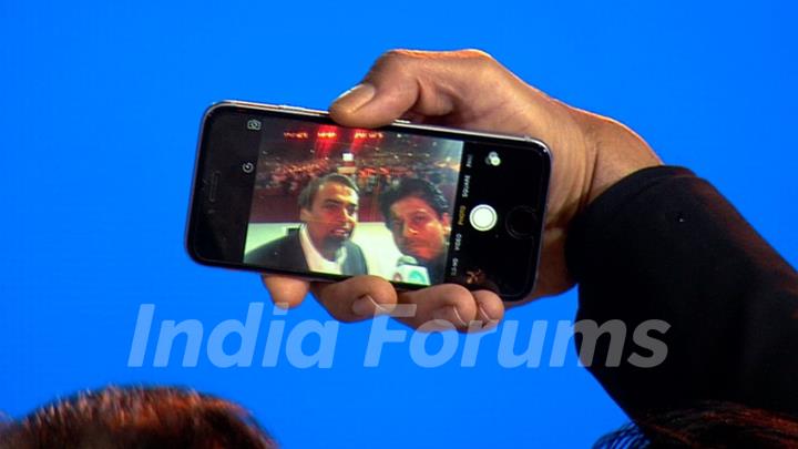 SRK Clicks a Selfie with Mukesh Ambani at Launch of Reliance Jio