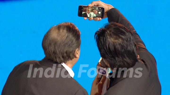 Bollywood Superstae Shah Rukh Khan Clicks a Selfie with Mukesh Ambani at Launch of Reliance Jio