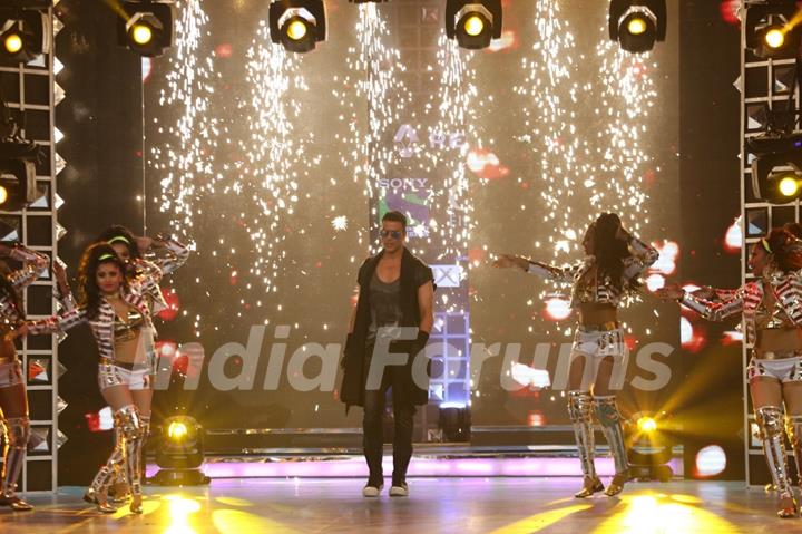 Akshay Kumar Performs at Guild Awards 2015