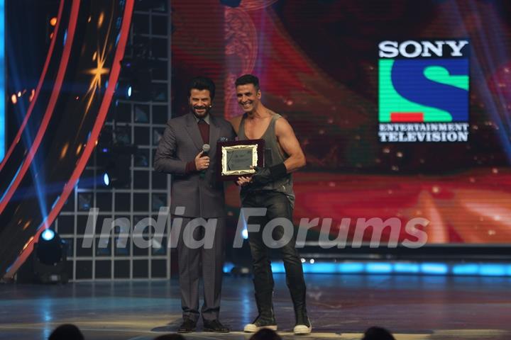 Akshay Kumar and Anil Kapoor at Guild Awards 2015