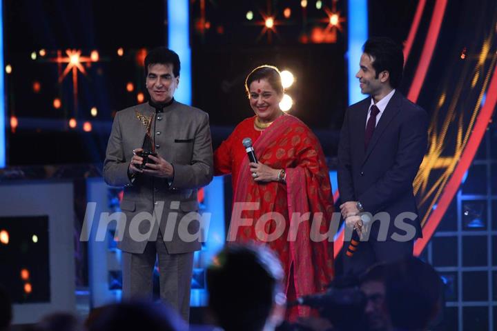Jeetendra and Tusshar Kapoor at Guild Awards 2015 - Performances