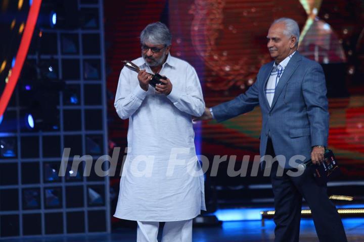 Sanjay Leela Bhansali and Ramesh Sippy at Guild Awards 2015 - Performances