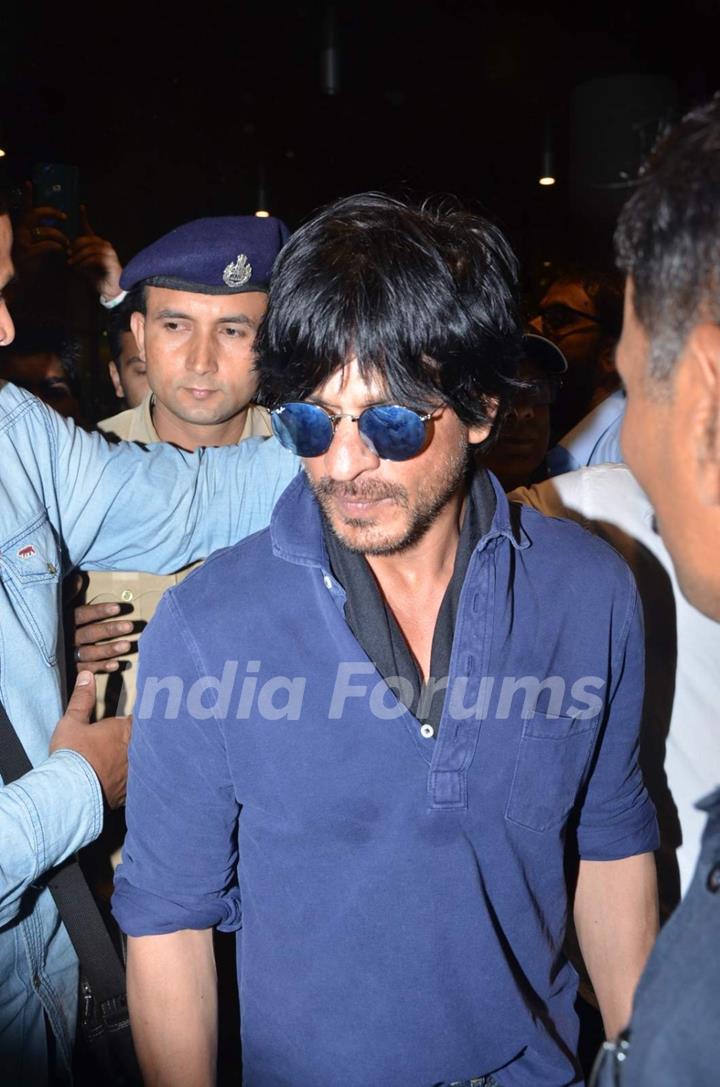 Shah Rukh Khan Snapped at Airport