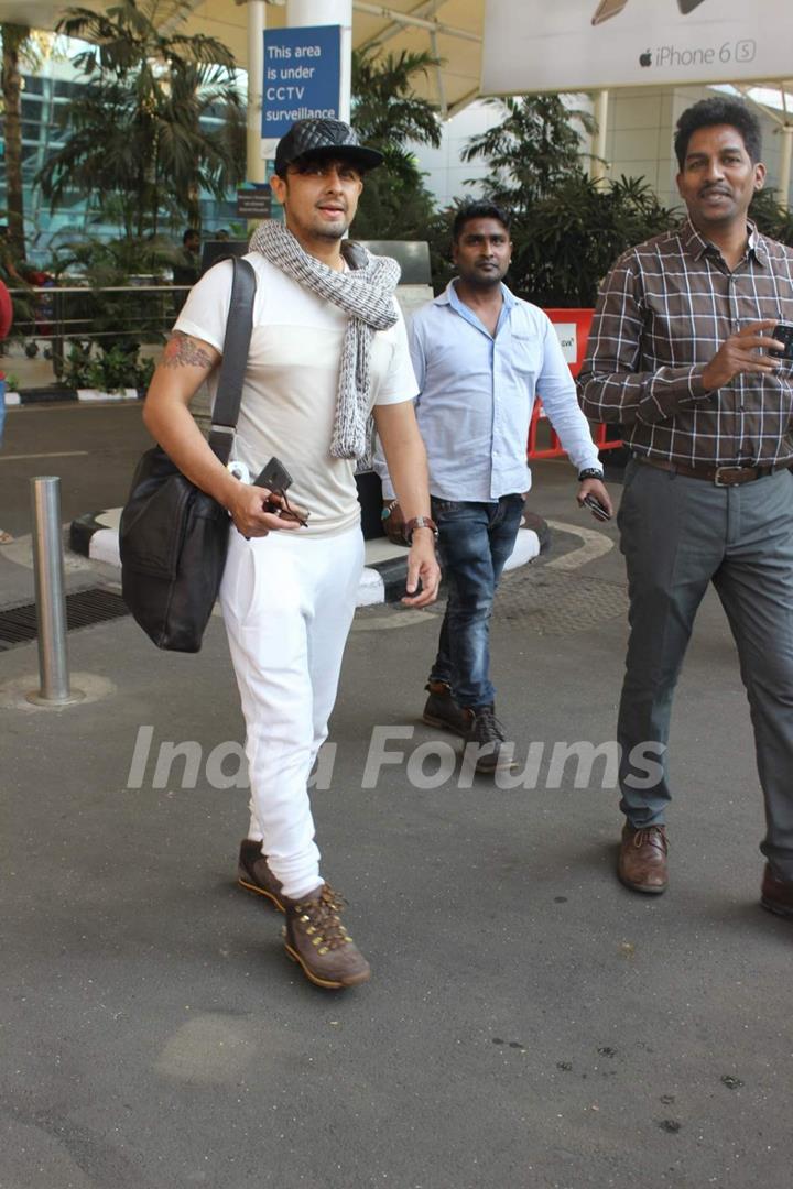 Sonu Nigam Snapped at Airport