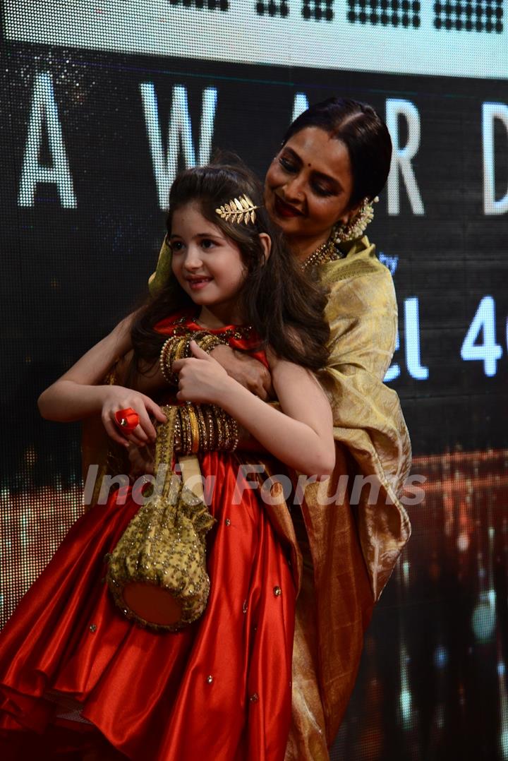 Rekha was snapped holding Harshaali Malhotra at the 22nd Annual Star Screen Awards