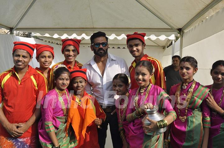 Suniel Shetty poses with kids at Versova Fest