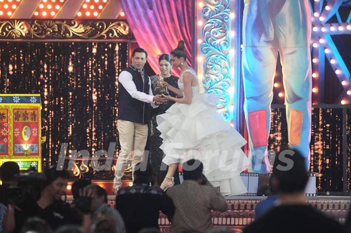 Deepika Padukone receiving her Award at the 22nd Annual Star Screen Awards