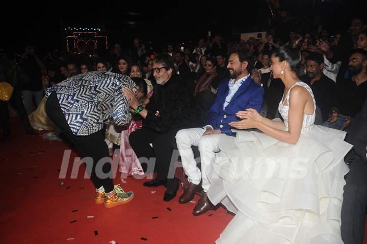 Ranveer Singh snapped taking Amitabh Bachchan's blessings at the 22nd Annual Star Screen Awards