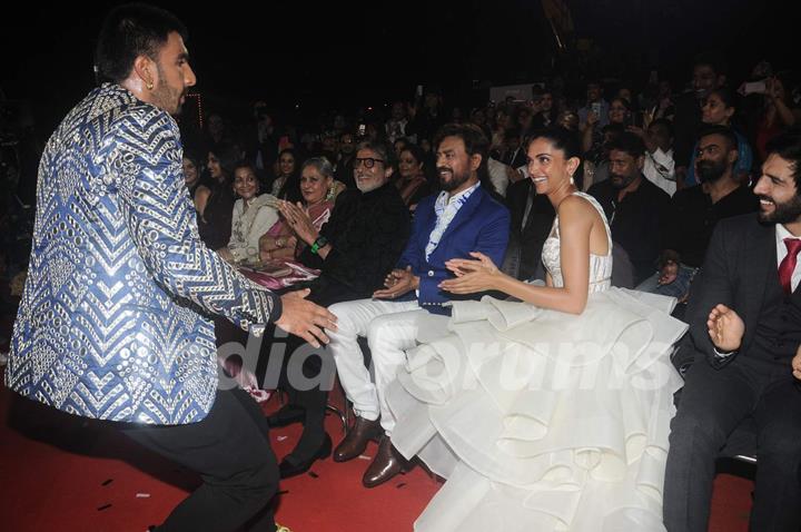 Ranveer- Deepika's cute exchange of glances at the 22nd Annual Star Screen Awards