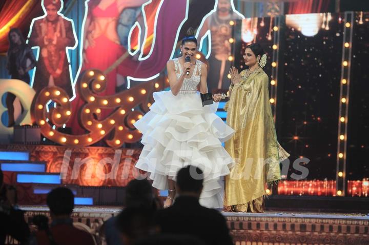 Deepika Padukone giving her speech after receiving her Award at the 22nd Annual Star Screen Awards