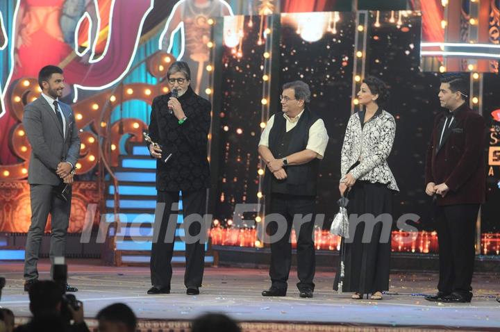 Amitabh Bachchan giving his speech after receiving his Award at the Annual Star Screen Awards