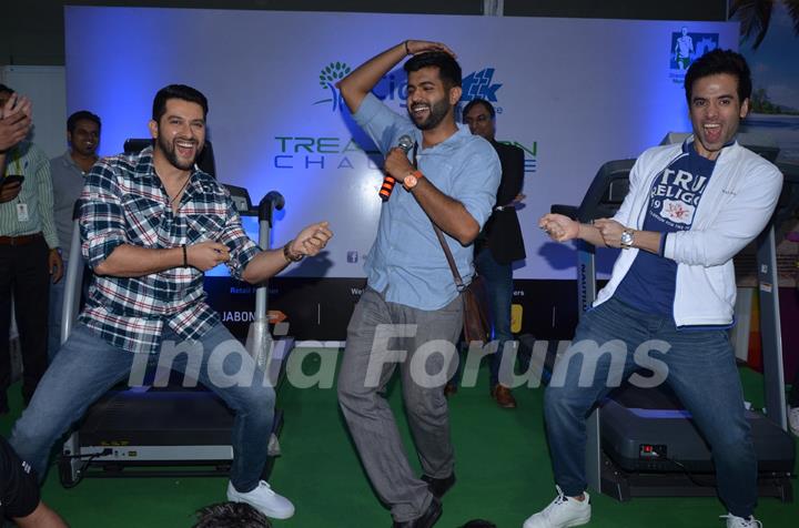 Tusshar Kapoor and Aftab Shivdasani shake a leg at the Radio Mirchi BKC Event