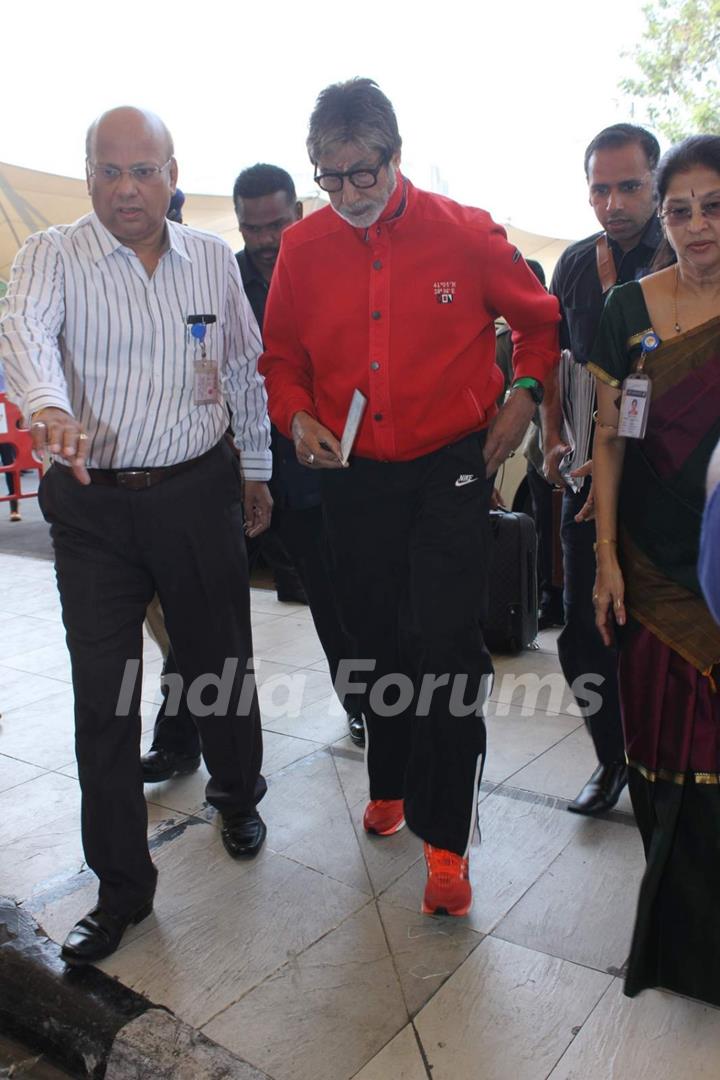 Amitabh Bachchan Snapped at Airport