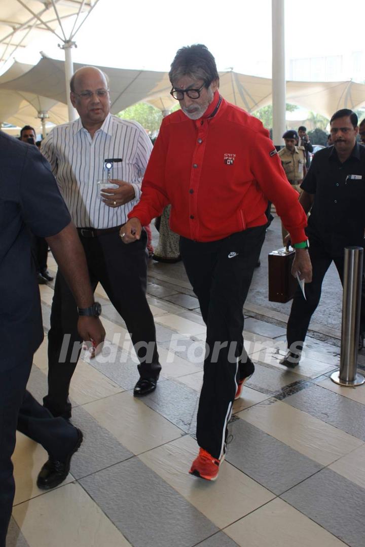 Amitabh Bachchan Snapped at Airport