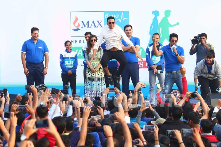 'Khiladi' Akshay Kumar and Nimrat Kaur flagged off 'Walk for Health'