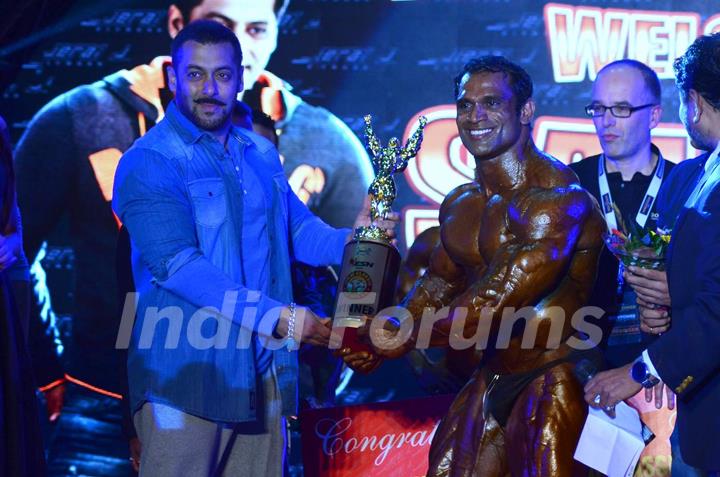 Salman Khan Presents Award to the Winner at Fitness Expo