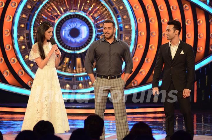 Divya Khosla and Pulkit Samrat at Promotions of Sanam Re on Bigg Boss 9 Along With Host Salman Khan