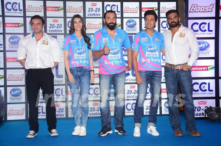 Sohail, Kriti, Bobby, Riteish and Suniel at Launch of Celebrity Cricket League 6