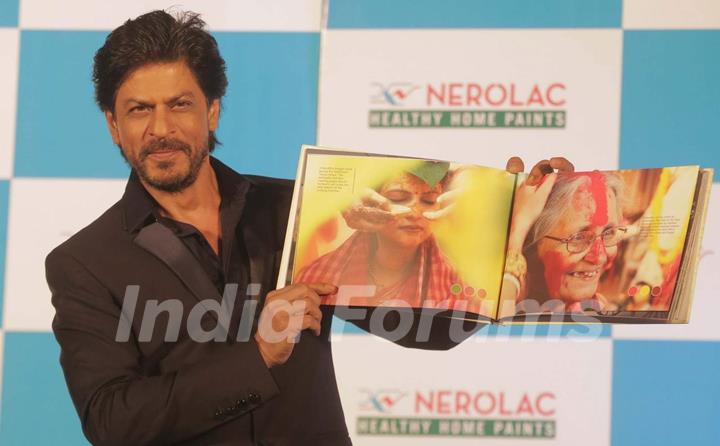 Shah Rukh Khan Unveils Shades of Kolkata at Nerolac Event