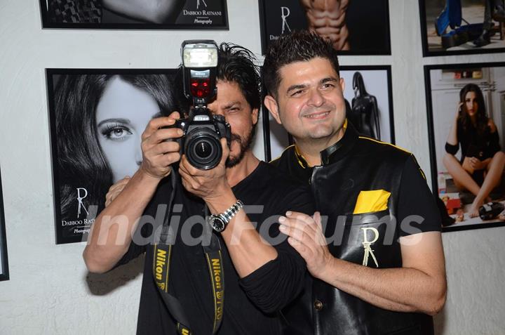 Shah Rukh Khan Try His Hand on Photography at Star Photographer Dabboo Ratnani's Calendar Launch