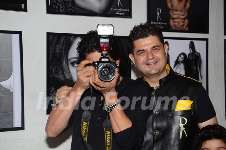 Shah Rukh Khan Try His Hand on Photography at Star Photographer Dabboo Ratnani's Calendar Launch