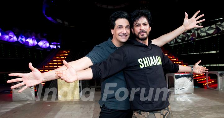 Shah Rukh Khan Teaches Shiamak his Signature Dance Move!