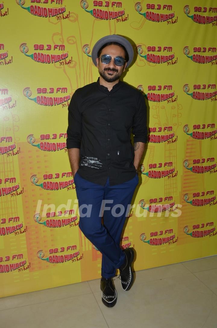 Vir Das Promotes Mastizaade at Radio Mirchi