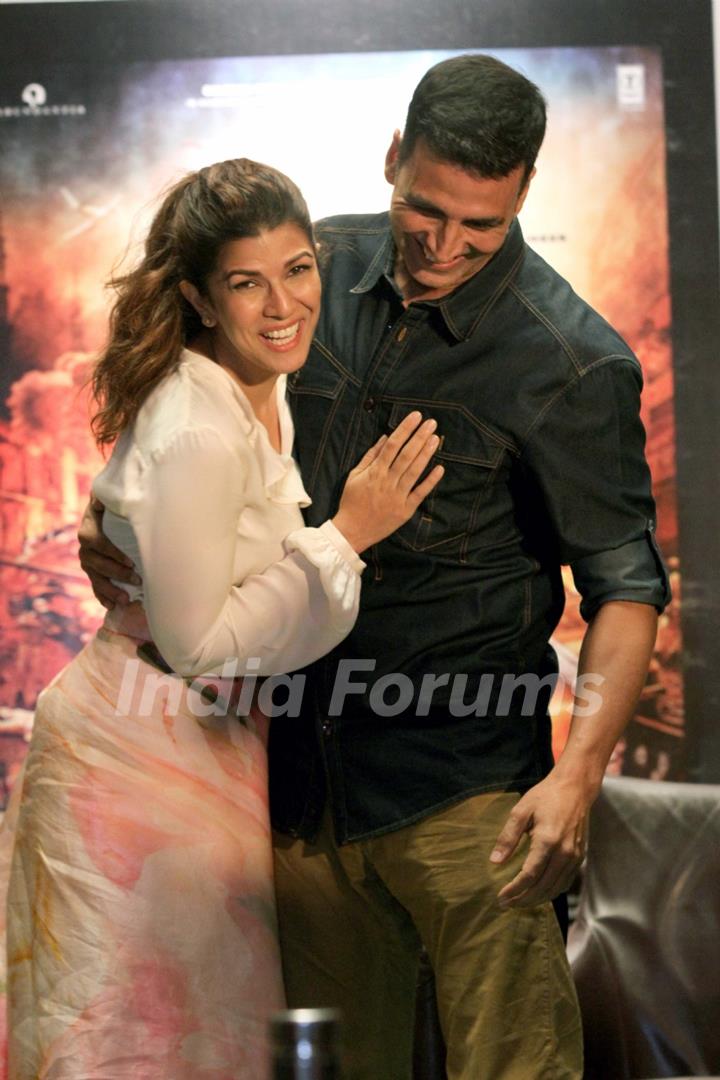 Akshay Kumar and Nimrat Kaur snapped in a beautiful pose at the Promotions of Airlift