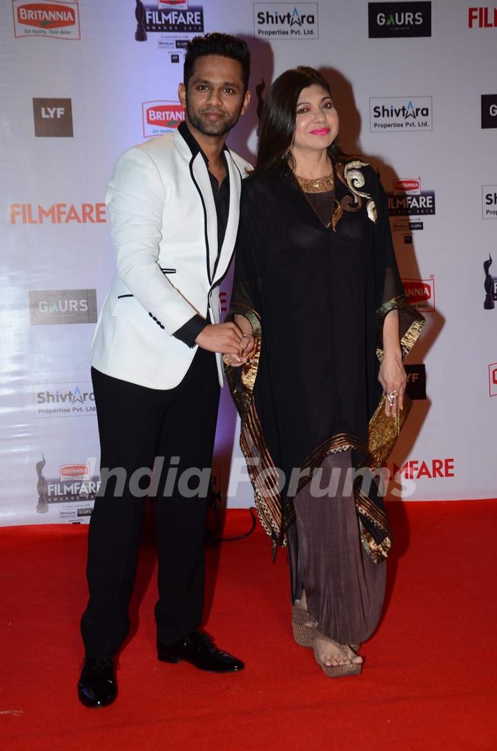 Rahul Vaidya and Alka Yagnik at Filmfare Awards 2016