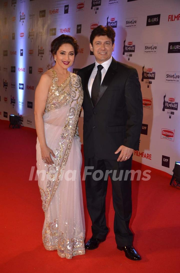 Madhuri Dixit with Her Husband at Filmfare Awards 2016