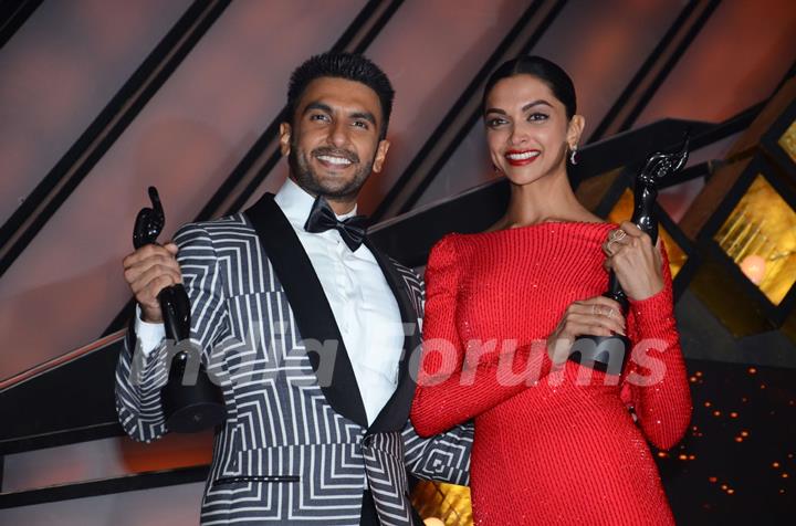 Ranveer Singh and Deepika Padukone at Filmfare Awards 2016