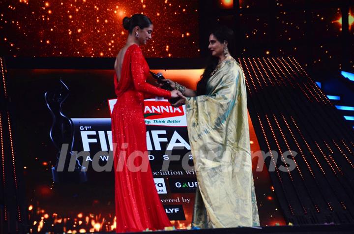 Deepika Padukone receiving her award from Rekha at Filmfare Awards 2016