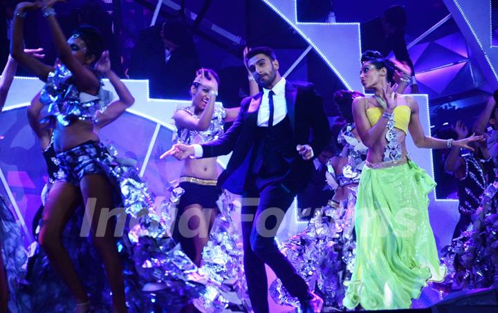 Ranveer Singh performing at Filmfare Awards 2016