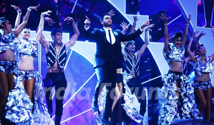 Ranveer Singh performing at Filmfare Awards 2016