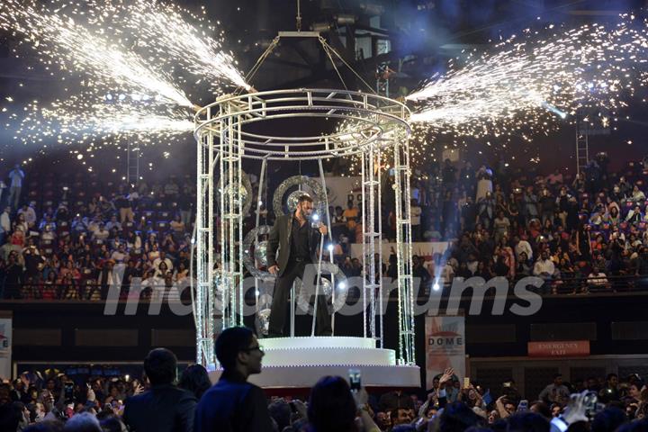 Salman Khan performing at Filmfare Awards 2016