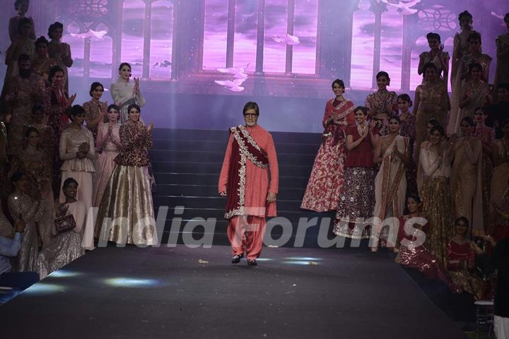 Megastar Amitabh Bachchan at Vikram Phadnis' 25th Anniversary Celebration