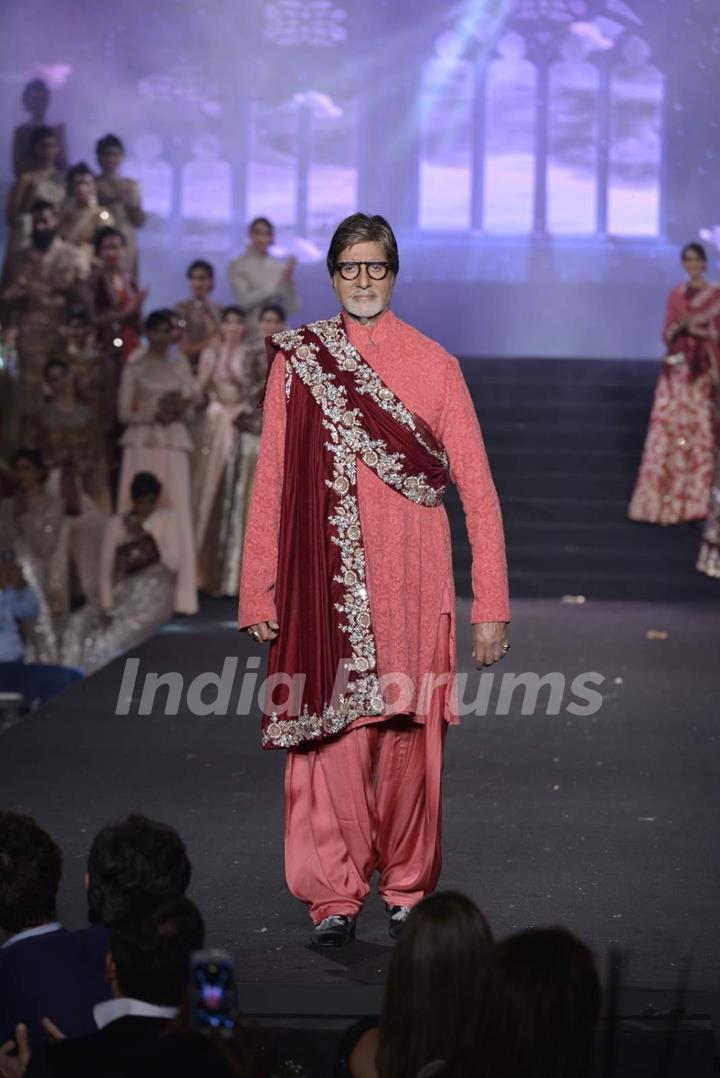 Big B Walks the Ramp at Vikram Phadnis' 25th Anniversary Celebration